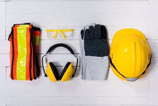 Equipos de protección individual de pies a cabeza.