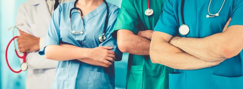 ¿Qué significa el color en la ropa para sanitarios?