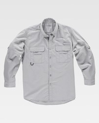 Camisa safari con abertura trasera y rejilla interior para regular la transpiración. Gris Claro