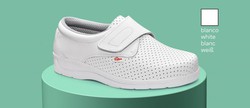 Scarpa con chiusura a velcro. Colore bianco