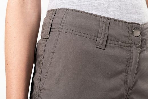 Leichte Bermudashorts für Frauen mit mehreren Taschen
