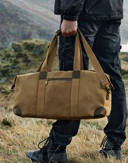 Bolsa de Viaje Heritage en Lona Encerada – 19 L, Cremallera y Bolsillo Frontal – Estilo Clásico Cuero y Latón