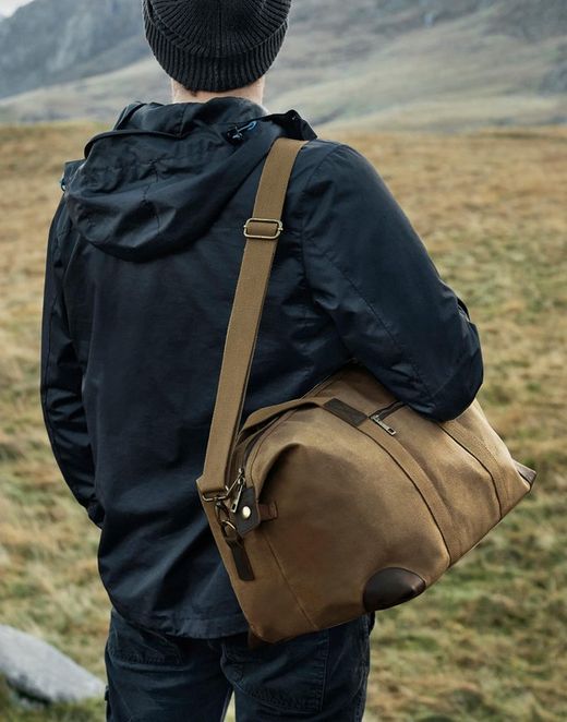 Bolsa de Viaje Heritage en Lona Encerada – 19 L, Cremallera y Bolsillo Frontal – Estilo Clásico Cuero y Latón