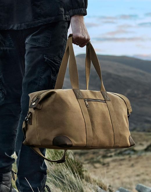 Bolsa de Viaje Heritage en Lona Encerada – 19 L, Cremallera y Bolsillo Frontal – Estilo Clásico Cuero y Latón