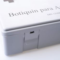 BOTIQUÍN AUTOMÓVIL HERMÉTICO, con surtido completo