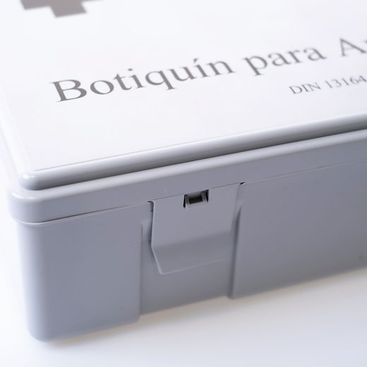 BOTIQUÍN AUTOMÓVIL HERMÉTICO, con surtido completo