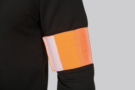 ELASTISCHES ARMBAND MIT ETIKETTENHALTER