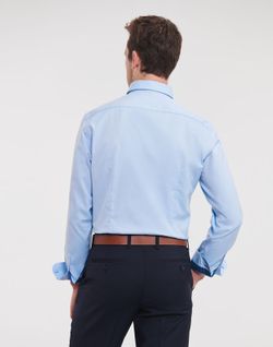 Tailliertes und kontrastierendes Hemd für Männer