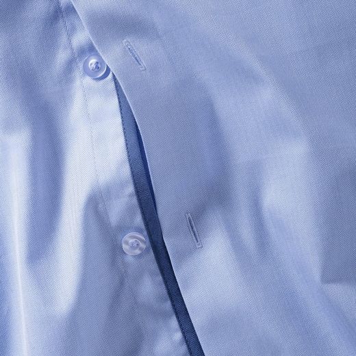 Tailliertes und kontrastierendes Hemd für Männer