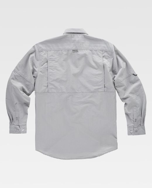 Camisa safari con abertura trasera y rejilla interior para regular la transpiración. Gris Claro