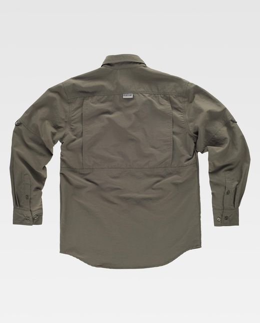 Camisa safari con abertura trasera y rejilla interior para regular la transpiración. Verde Caza