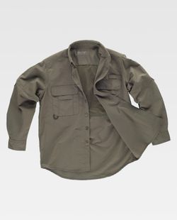 Camisa safari con abertura trasera y rejilla interior para regular la transpiración. Verde Caza