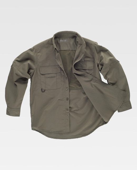 Camisa safari con abertura trasera y rejilla interior para regular la transpiración. Verde Caza