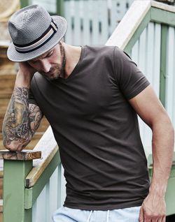 Camiseta cuello V ajustada hombre