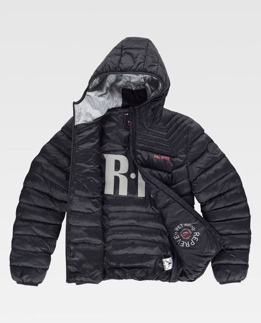Cazadora RËFAR de mujer acolchada con un patrón de costuras que potencian la imagen del canesú característico de la marca.  Negro