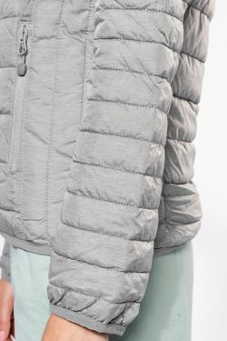 Casaco acolchoado leve para mulher com capuz