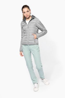 Casaco acolchoado leve para mulher com capuz