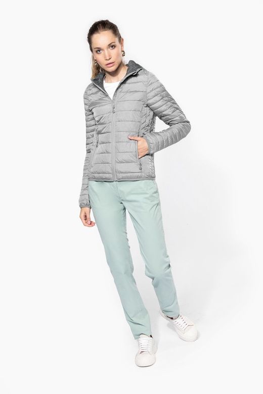 Casaco acolchoado leve para mulher com capuz