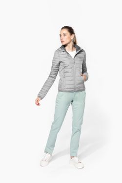 Casaco acolchoado leve para mulher com capuz