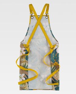 Delantal con peto en tejido canvas estampado combinado