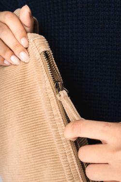 Umweltfreundliche ausgewaschene kleine Tasche aus Kord