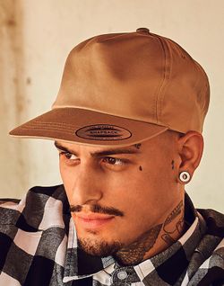 Gorra de 5 paneles con cierre a presión