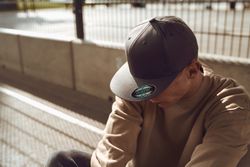 Casquette à visière plate