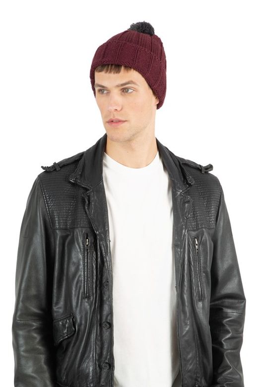 CAPPELLO CON POMPOM
