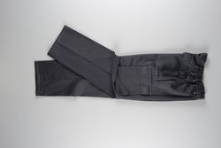 Hose mit elastischer Taille, Po-Verstärkung und mehreren Taschen mit Kontrastnähten Grau