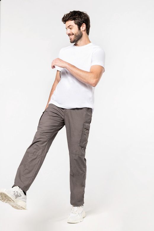 Leichte Herrenhose mit mehreren Taschen