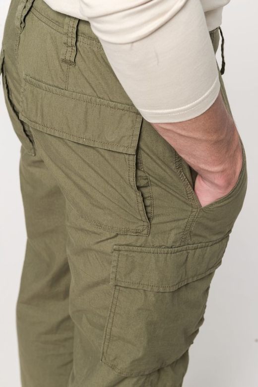 Leichte Herrenhose mit mehreren Taschen