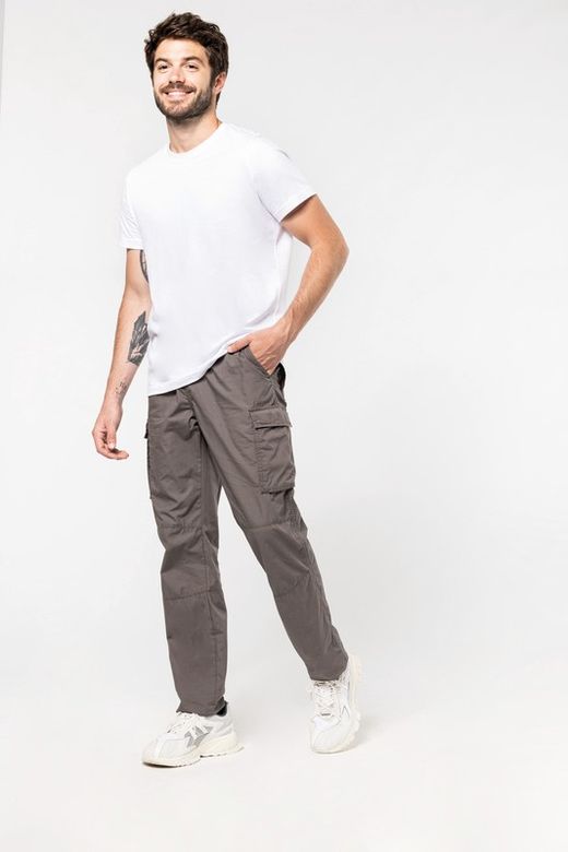 Leichte Herrenhose mit mehreren Taschen