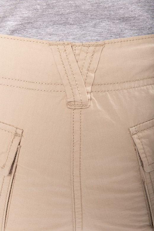 Leichte Damenhose mit mehreren Taschen