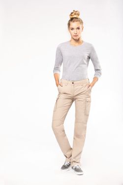 Leichte Damenhose mit mehreren Taschen