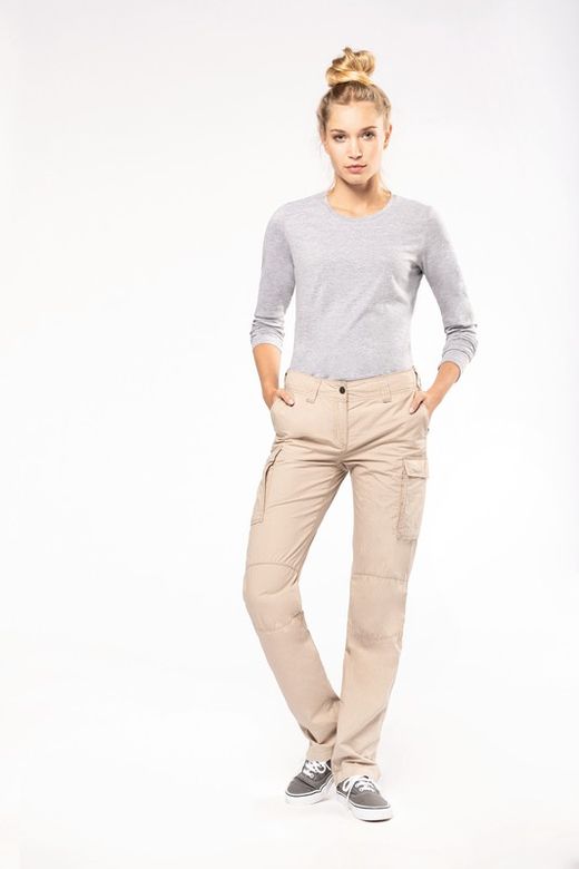 Leichte Damenhose mit mehreren Taschen