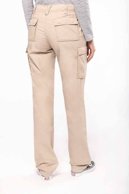 Leichte Damenhose mit mehreren Taschen