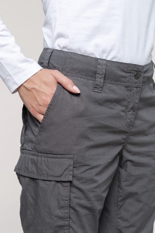Leichte Damenhose mit mehreren Taschen