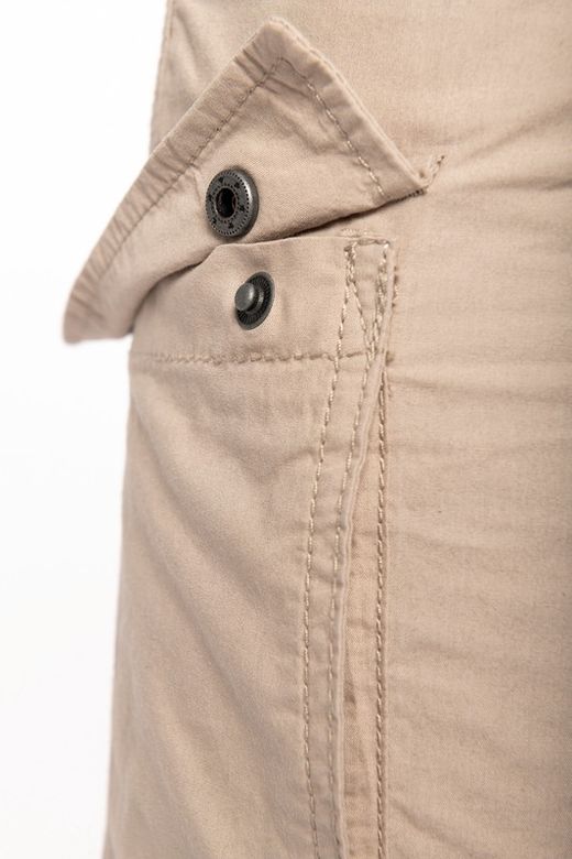 Leichte Damenhose mit mehreren Taschen