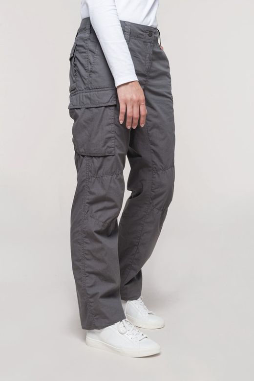 Leichte Damenhose mit mehreren Taschen