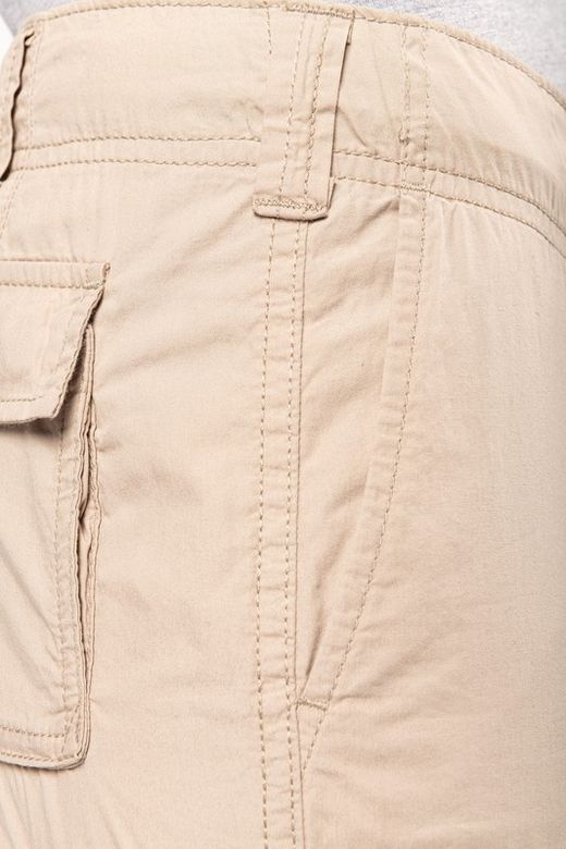 Leichte Damenhose mit mehreren Taschen