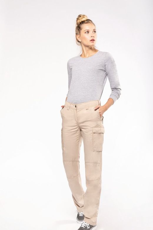 Leichte Damenhose mit mehreren Taschen