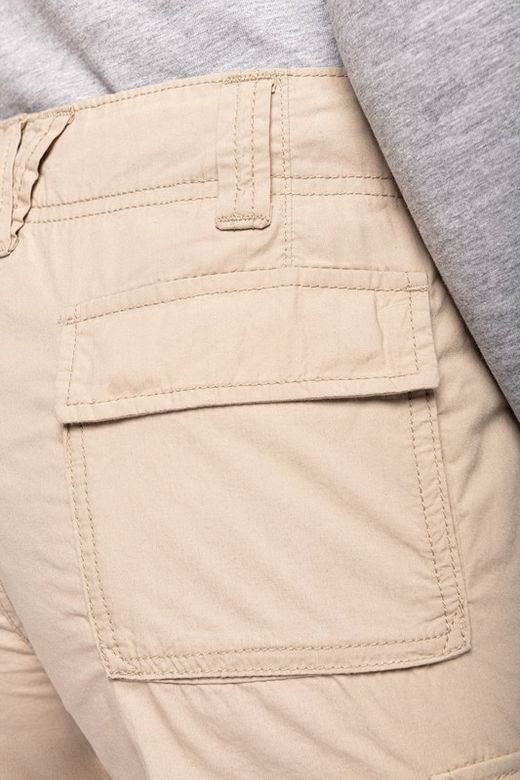 Leichte Damenhose mit mehreren Taschen