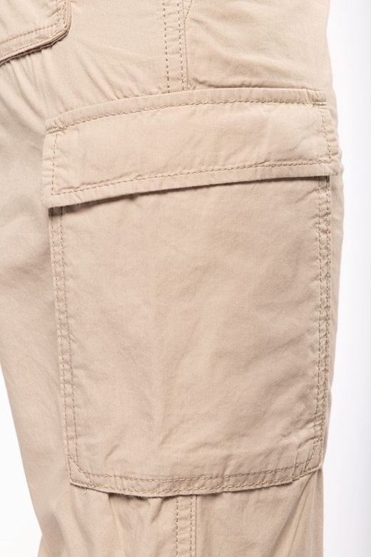 Leichte Damenhose mit mehreren Taschen