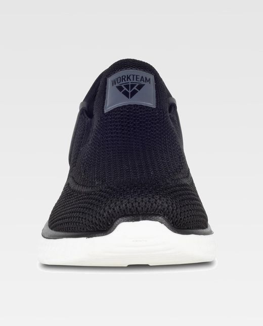 Zapatilla de color Negro