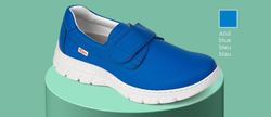 Blucher Schuh mit Klettverschluss. Atmungsaktiver technischer Mikrofaserschnitt, gepolstertes Textilfutter, gepolsterter Knöchelkragen gegen Scheuern. Farbe Blau