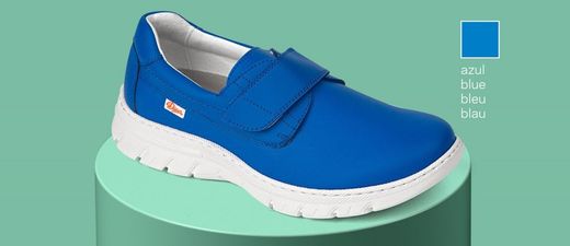 Blucher Schuh mit Klettverschluss. Atmungsaktiver technischer Mikrofaserschnitt, gepolstertes Textilfutter, gepolsterter Knöchelkragen gegen Scheuern. Farbe Blau