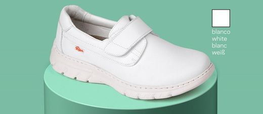 Blucher Schuh mit Klettverschluss. Atmungsaktiver technischer Mikrofaserschnitt, gepolstertes Textilfutter, gepolsterter Knöchelkragen gegen Scheuern. Farbe Weiß