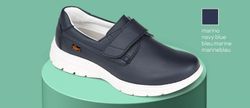 Blucher Schuh mit Klettverschluss. Atmungsaktiver technischer Mikrofaserschnitt, gepolstertes Textilfutter, gepolsterter Knöchelkragen gegen Scheuern. Marinefarbe