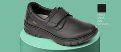 Blucher Schuh mit Klettverschluss. Atmungsaktiver technischer Mikrofaserschnitt, gepolstertes Textilfutter, gepolsterter Knöchelkragen gegen Scheuern. Farbe Schwarz