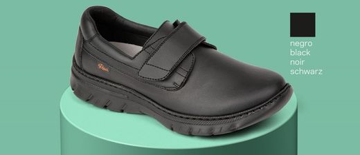 Blucher Schuh mit Klettverschluss. Atmungsaktiver technischer Mikrofaserschnitt, gepolstertes Textilfutter, gepolsterter Knöchelkragen gegen Scheuern. Farbe Schwarz
